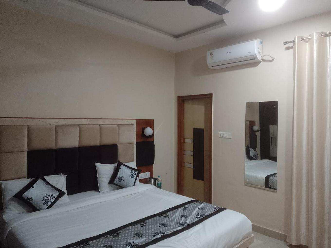 The Five Dimension Apartment Agra  Bagian luar foto